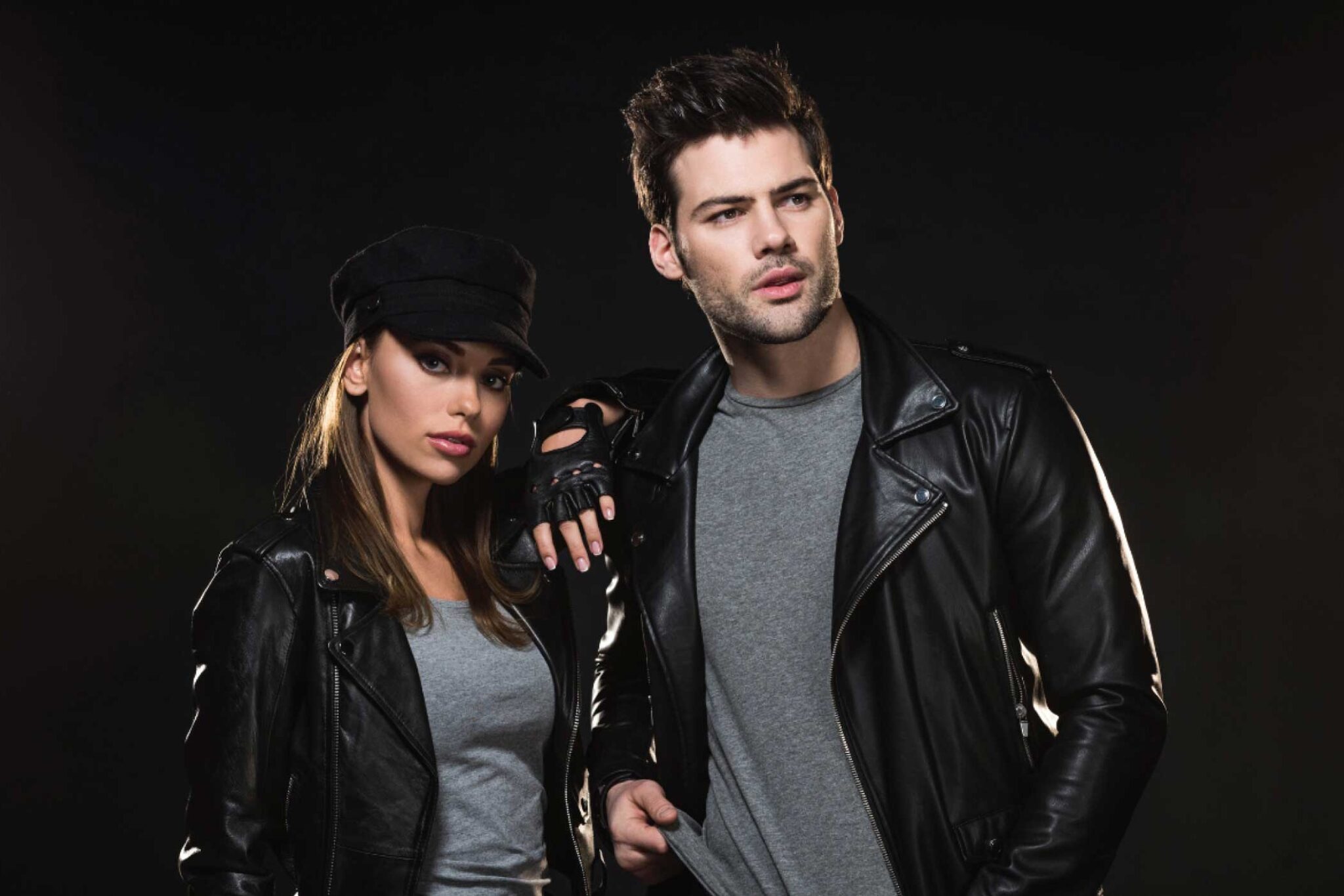 how-to-wear-black-leather-jacket-men-and-womenfeaturedddd